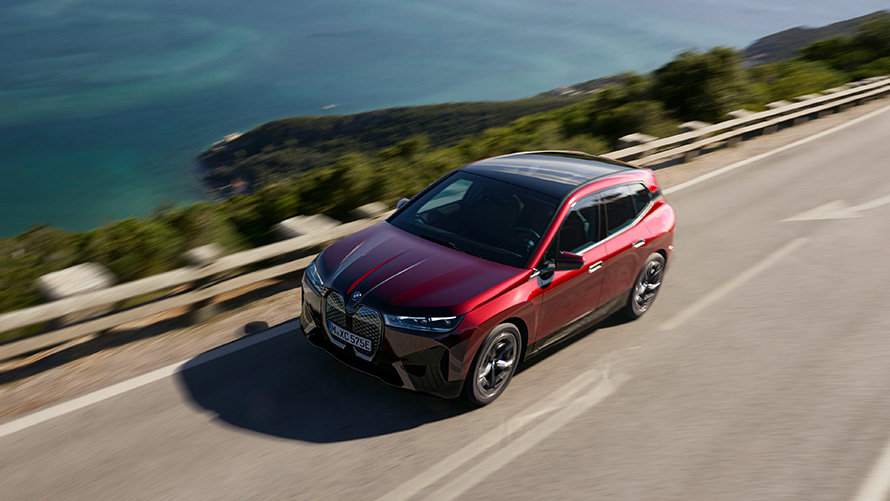 i20 行駛中的BMW iX xDrive50 純電休旅 Aventurin Red銀粉漆外觀 
