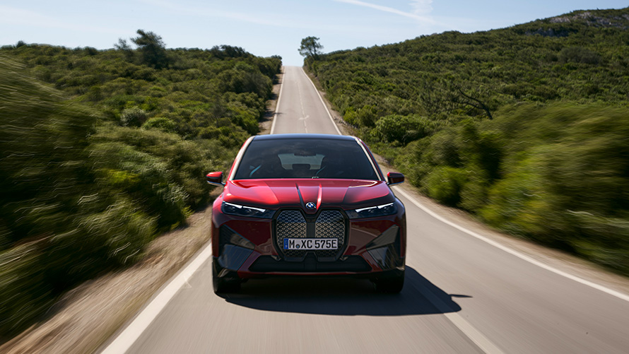 i20 行駛中的BMW iX xDrive50 純電休旅 Aventurin Red銀粉漆外觀 