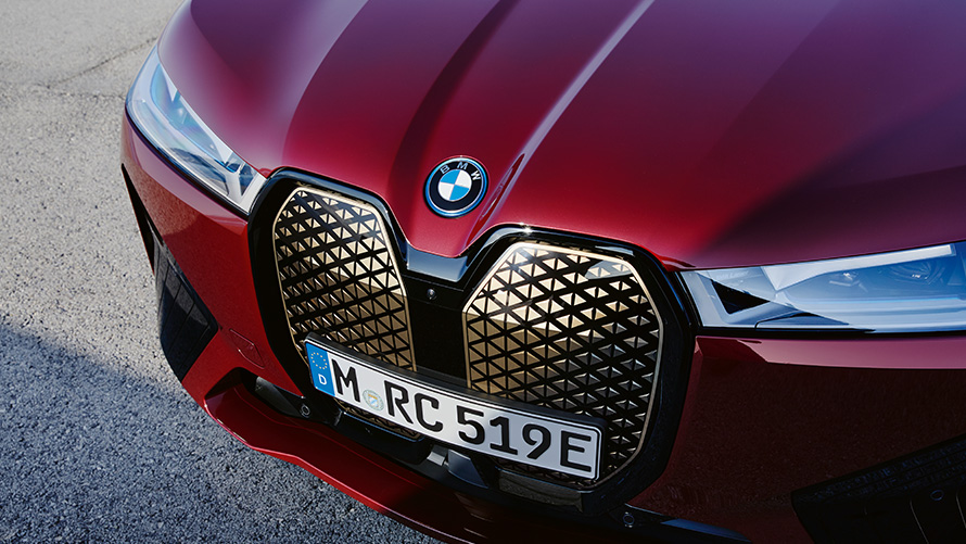 i20 BMW iX xDrive50 純電休旅 Aventurin Red銀粉漆外觀的水箱護罩Shy Tech隱形科技 