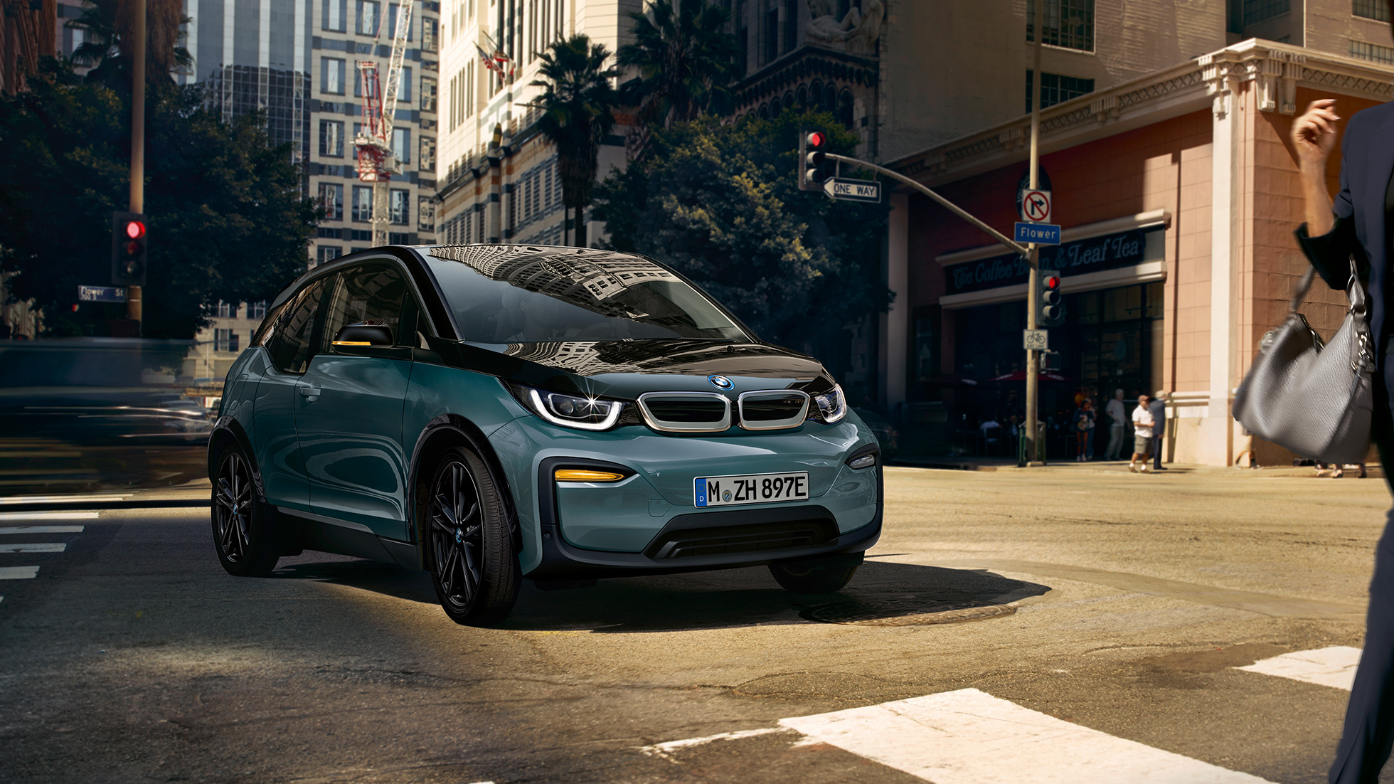 (圖說文字) (上傳AEM後拿掉)BMW i3 2018行駛狀態四分之三車頭視角 (圖說文字) (上傳AEM後拿掉)BMW i3 I01 2018 Jucaro beige色搭配Frozen Grey銀粉漆特色,於都市環境、行駛狀態四分之三車頭視角