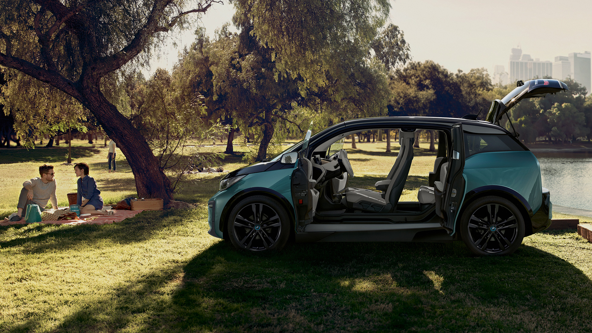 (圖說文字) (上傳AEM後拿掉)BMW i3 2018車門開啟狀態視角 (圖說文字) (上傳AEM後拿掉)BMW i3 I01 2018 Jucaro beige色搭配Frozen Grey銀粉漆特色,車門開啟狀態車側視角