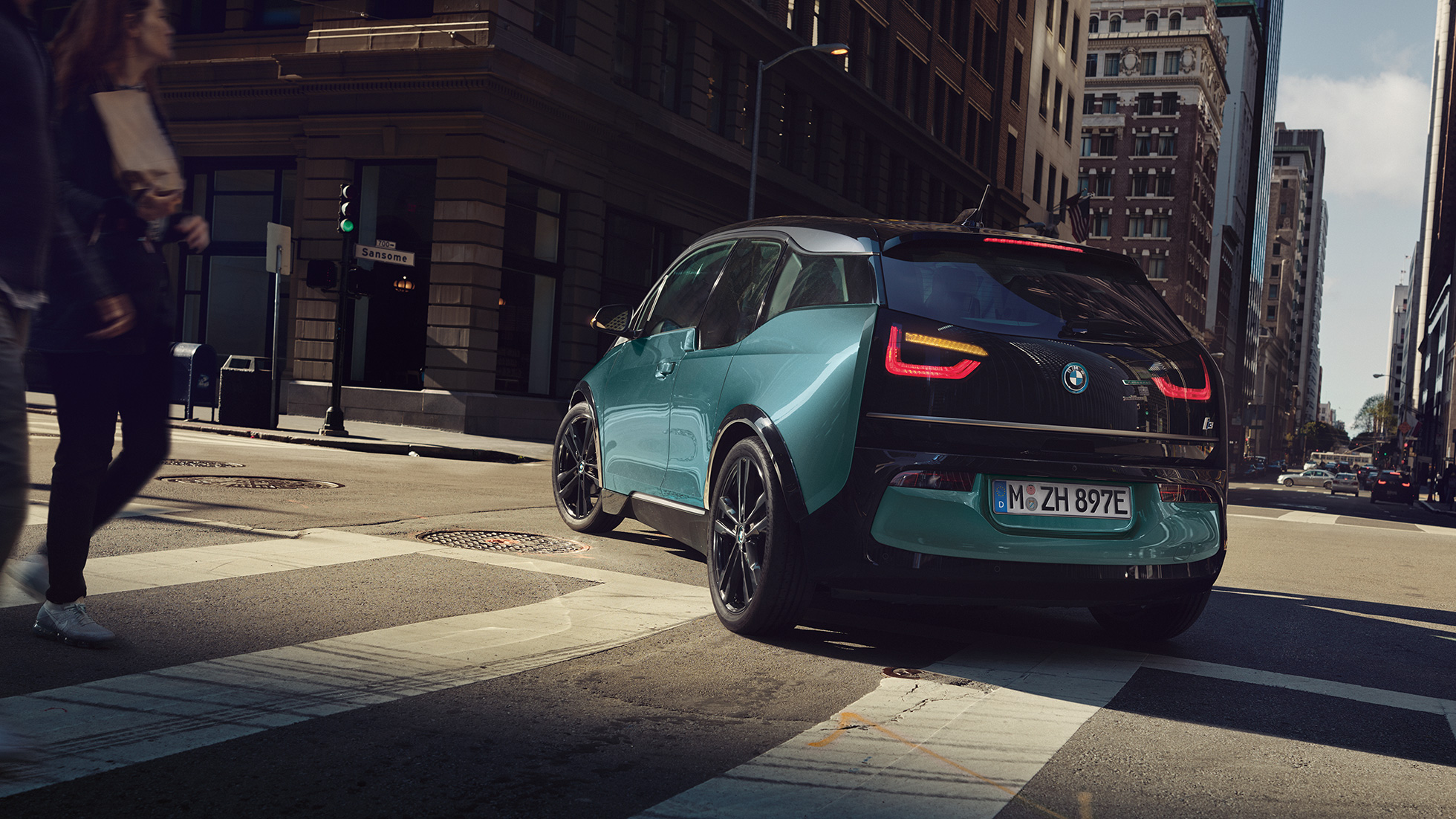 (圖說文字) (上傳AEM後拿掉)BMW i3 2018行駛狀態四分之三車尾視角 (圖說文字) (上傳AEM後拿掉)BMW i3 I01 2018 Jucaro beige色搭配Frozen Grey銀粉漆特色,於都市環境、行駛狀態四分之三車尾視角