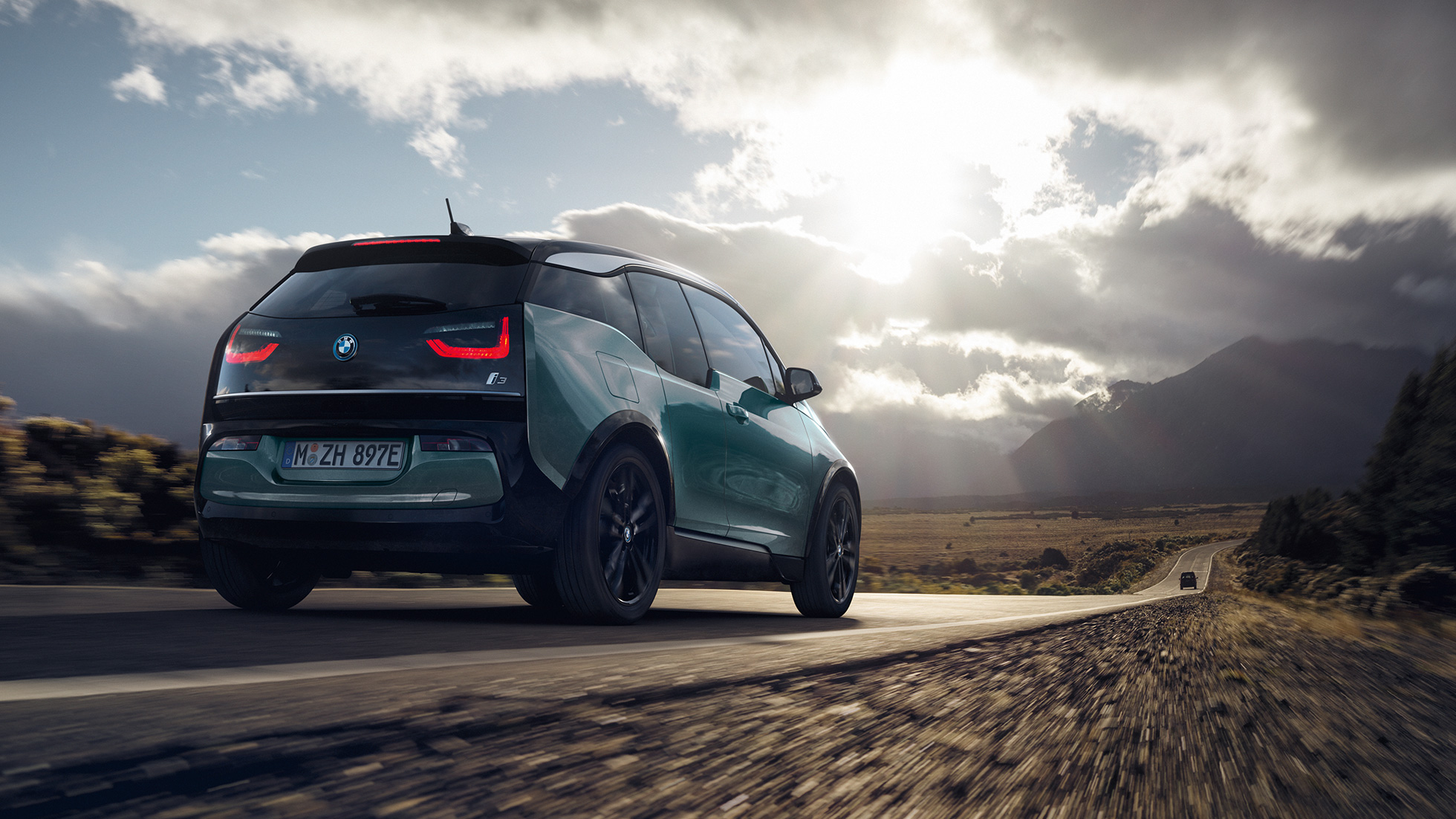 (圖說文字) (上傳AEM後拿掉)BMW i3 2018於高速公路、行駛狀態四分之三車尾視角 (圖說文字) (上傳AEM後拿掉)BMW i3 I01 2018 Jucaro beige色搭配Frozen Grey銀粉漆特色,於高速公路、行駛狀態四分之三車尾視角