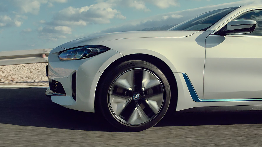 關於G26 BMW i4 M50純電四門跑車動態駕馭和加速表現的影片 關於G26 BMW i4 M50純電四門跑車動態駕馭和加速表現的影片