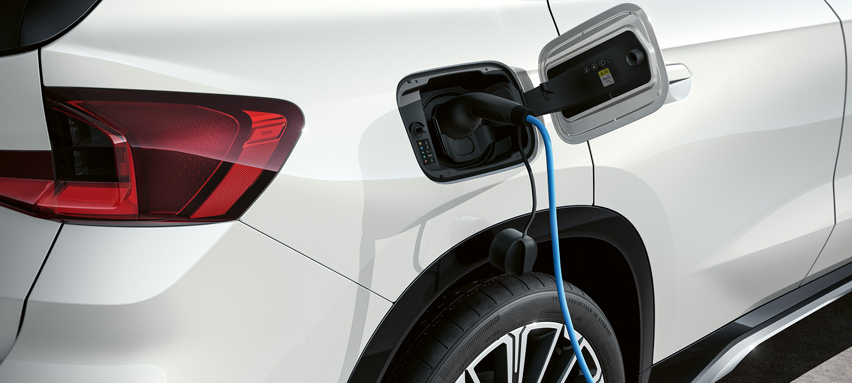 U11 BEV BMW iX1,充電插座 U11 BEV BMW iX1,Mineral White銀粉漆,顯眼的充電插座,充電中