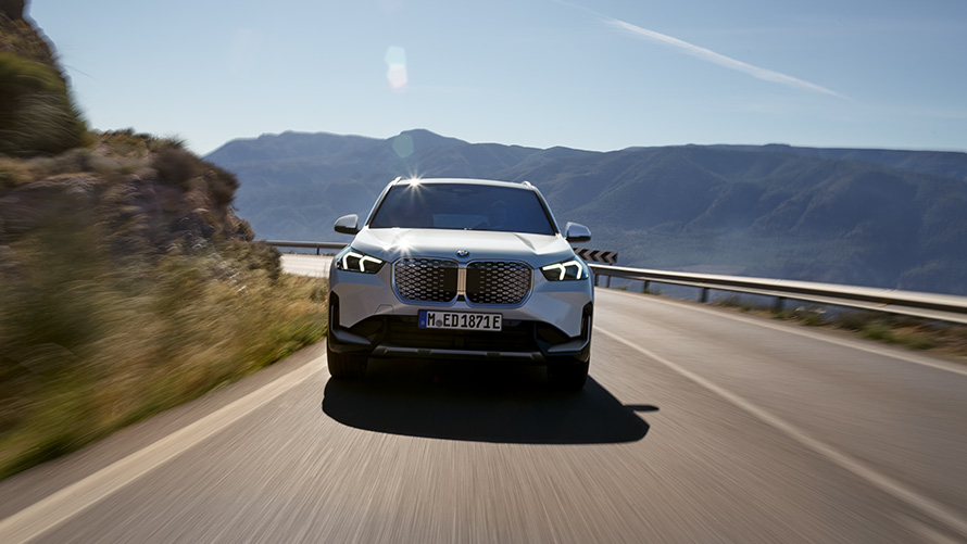 U11 BEV BMW iX1純電運動休旅,車頭視角 U11 BEV BMW iX1純電運動休旅,車頭視角,銀粉漆Mineral White,行駛於山路上