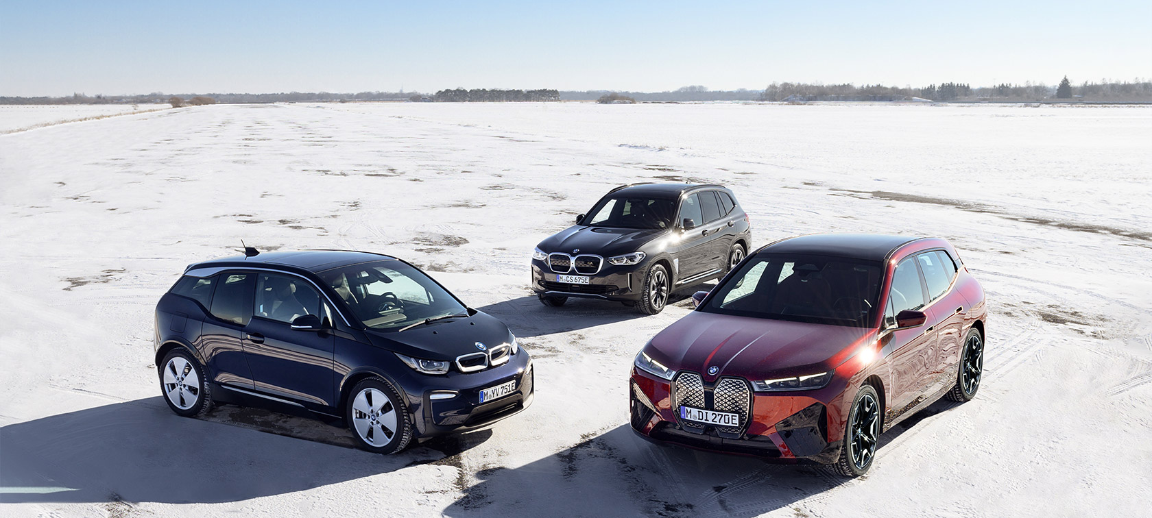 BMW電動車,停放於沙地上,四分之三車側視角,鳥瞰視角 BMW電動車,停放於沙地上,四分之三車側視角,鳥瞰視角