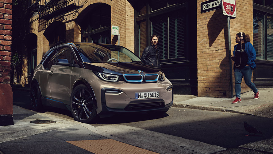 第一代BMW i3 I01,於車道中,四分之三車頭視角 BMW I系列,第一代BMW i3 I01,於車道中,四分之三車頭視角
