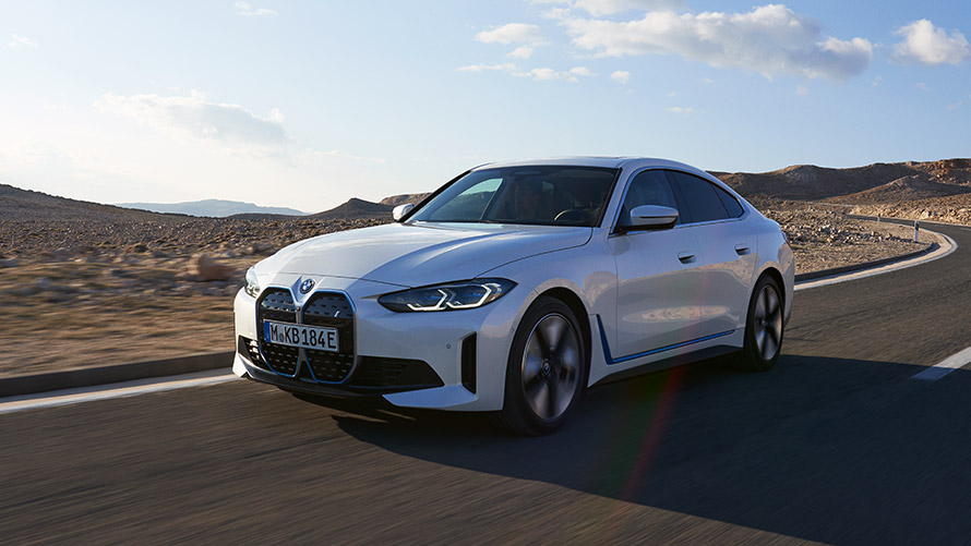 第一代BMW i4 G26,行駛中,四分之三車頭視角 BMW i系列,第一代BMW i4 G26,行駛中,四分之三車頭視角