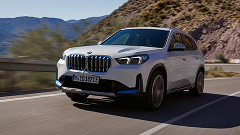 BMW X系列 BMW iX1 U11 ，車側視角，行駛於道路上