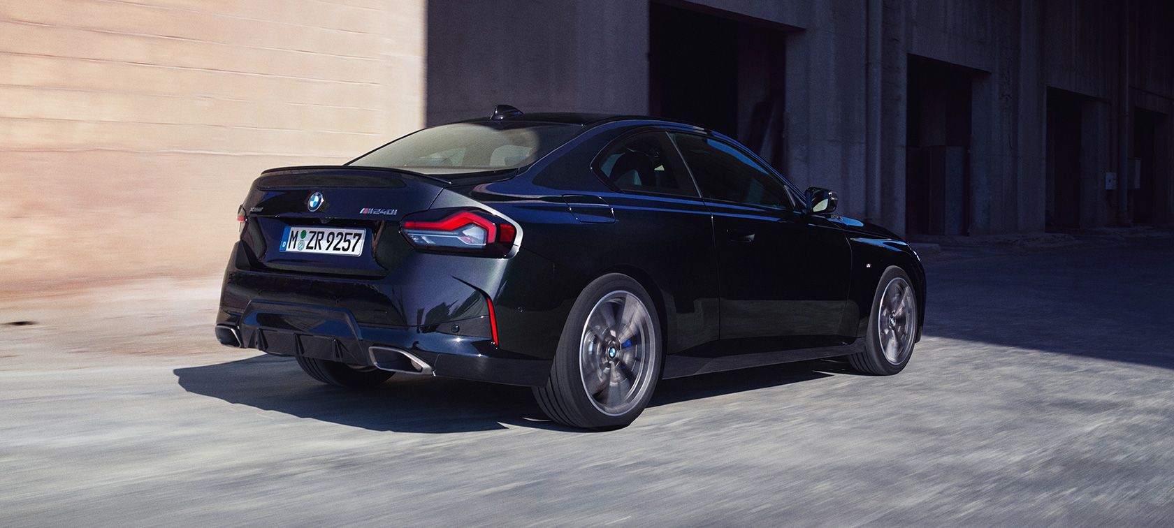 G42 BMW M240i xDrive雙門跑車四分之三車尾視角 G42 BMW M240i xDrive雙門跑車Black Sapphire銀粉漆 行駛中 四分之三車尾視角