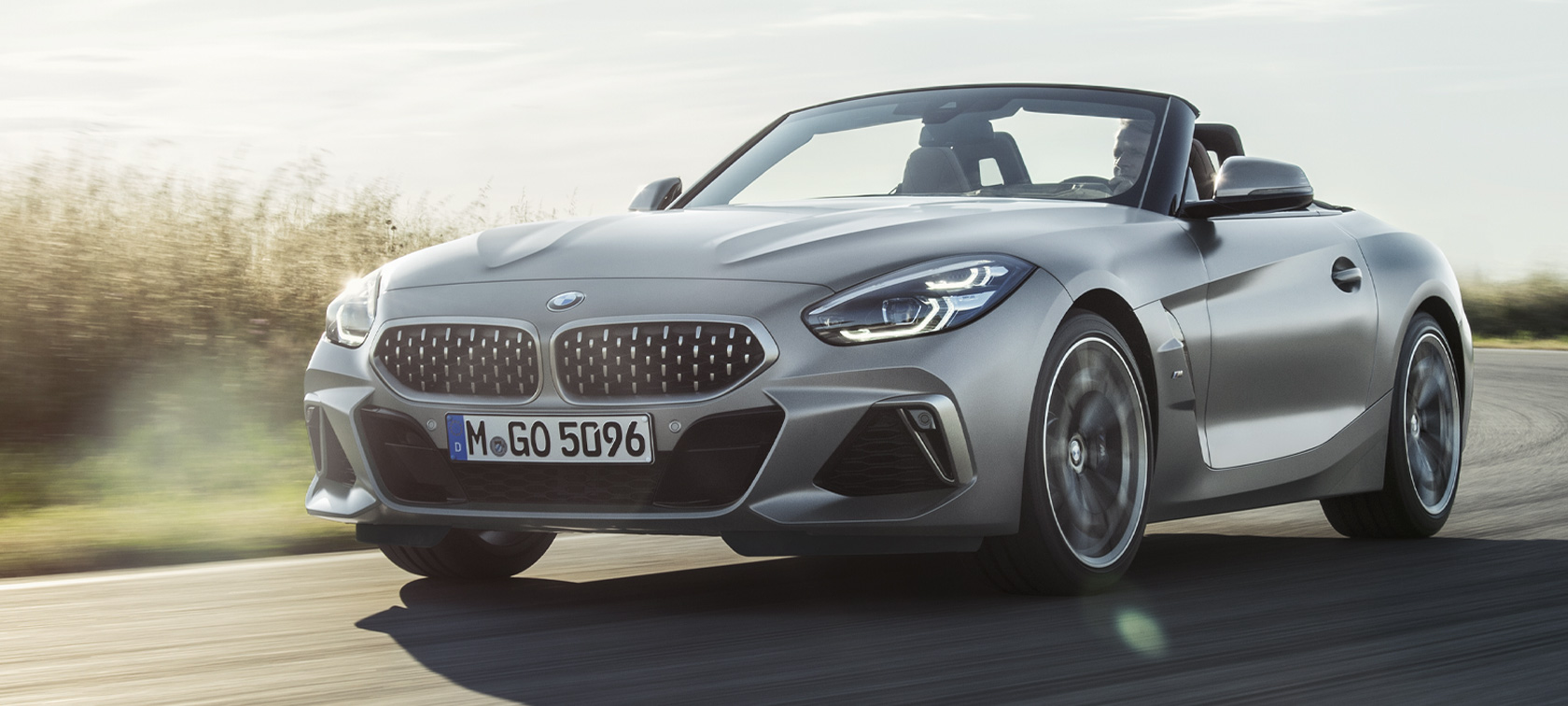 G29 BMW Z4 M40i敞篷跑車,四分之三車頭視角 G29 BMW Z4 M40i敞篷跑車,BMW Individual Frozen grey銀粉漆,行駛中,四分之三車頭視角