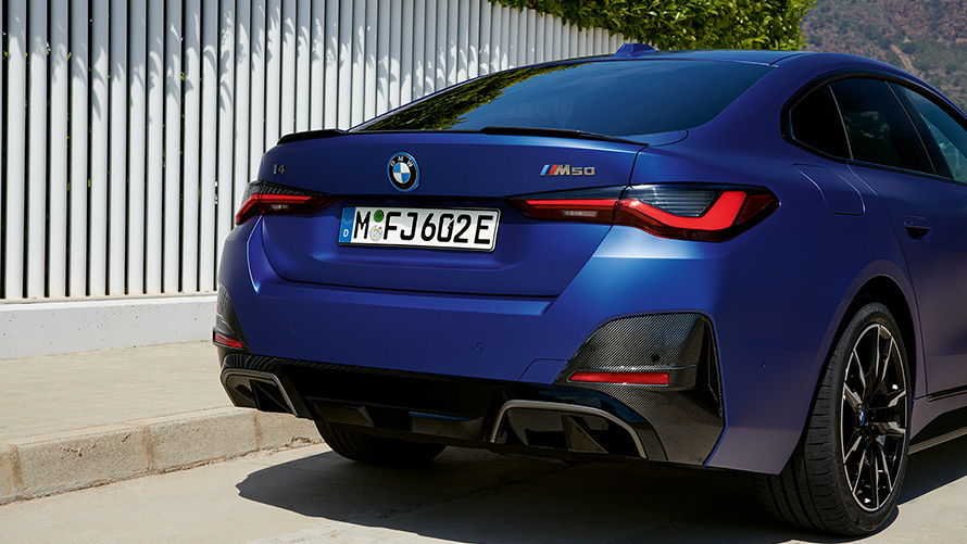 G26 BMW i4 M50 BMW Individual Frozen Portimao Blue銀粉漆 四分之三車尾視角