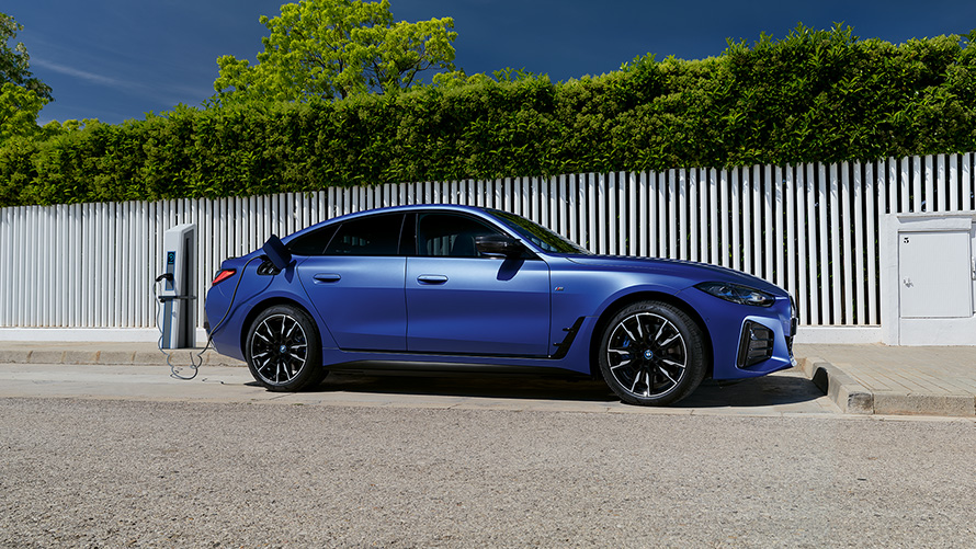 G26 BMW i4 M50 BMW Individual Frozen Portimao Blue銀粉漆 與充電站連接充電中