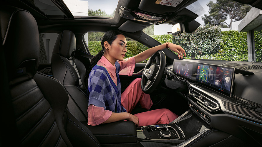 坐在G26 BMW i4 M50駕駛座的女性