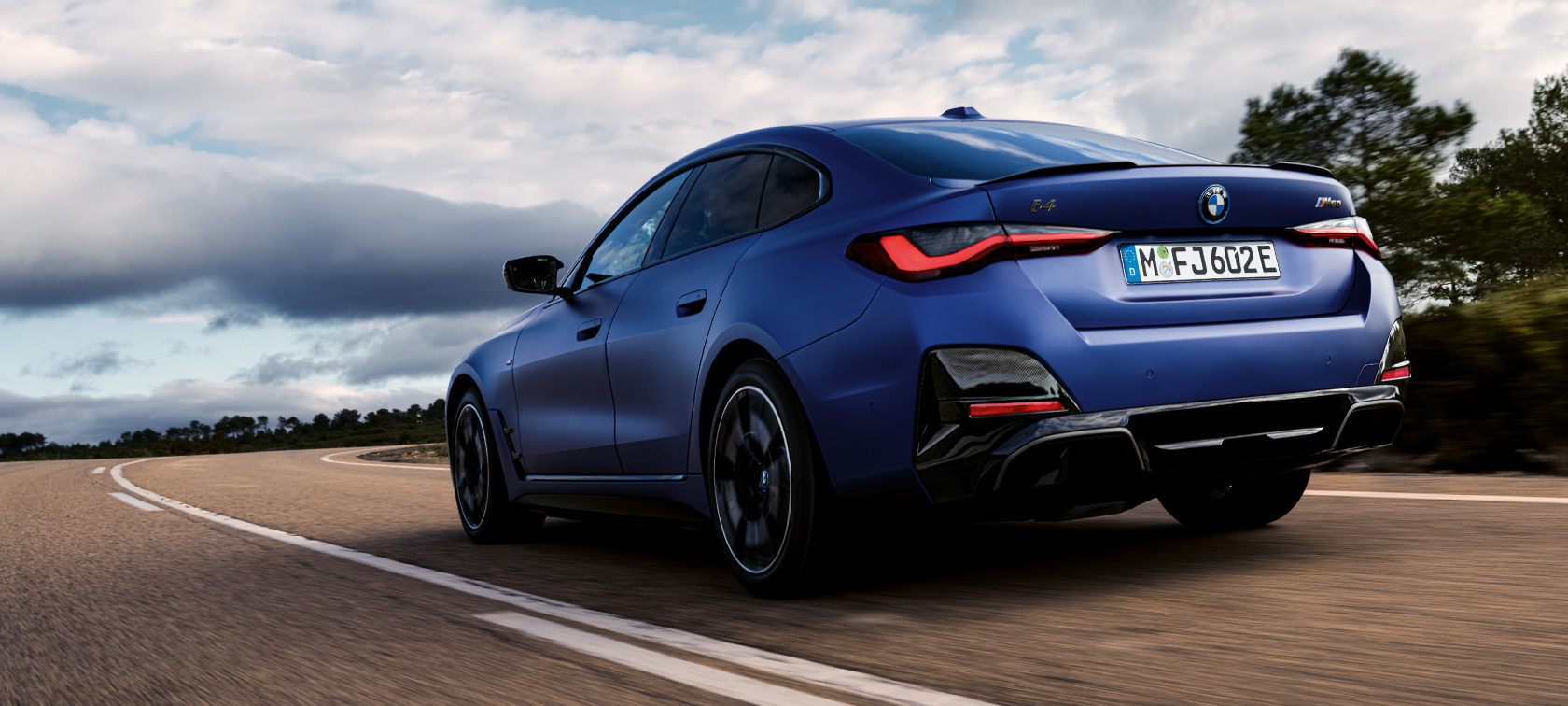 G26 BMW i4 M50四分之三車尾視角 G26 BMW i4 M50 BMW Individual Frozen Portimao Blue銀粉漆 行駛中四分之三車尾視角