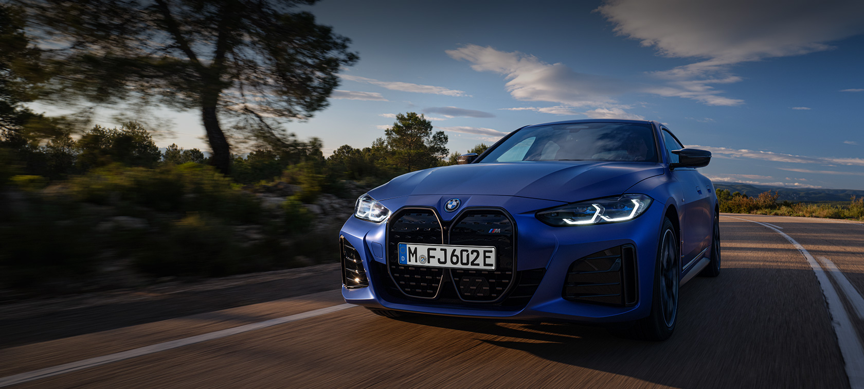 G26 BMW i4 M50 BMW Individual Frozen Portimao Blue銀粉漆車色的四分之三車頭視角