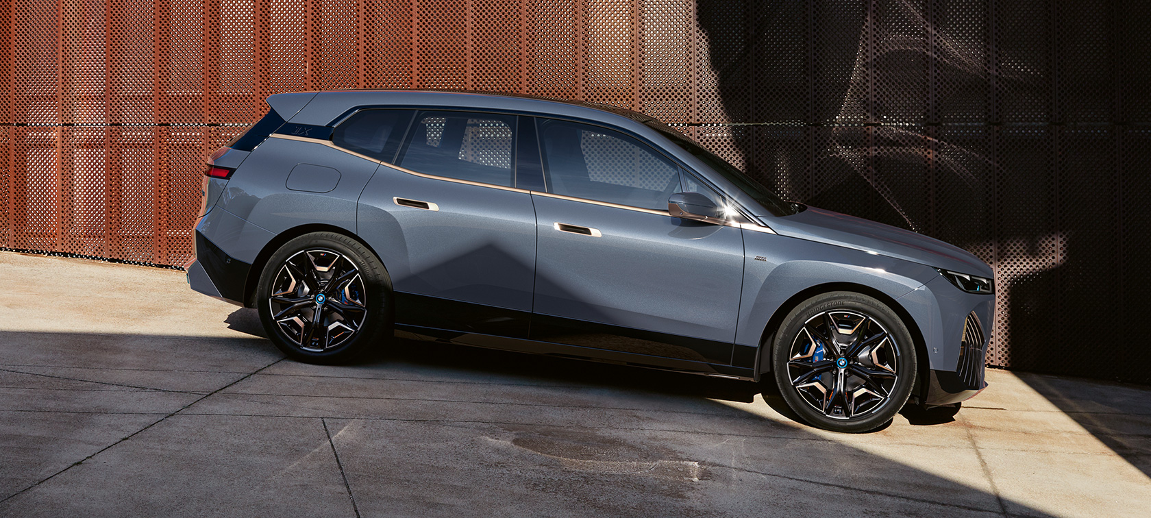 i20 BMW iX M60純電休旅,電動車,Oxid Grey銀粉漆,駐車中,車側視角 i20 BMW iX M60純電休旅,電動車,Oxid Grey銀粉漆,駐車中,車側視角