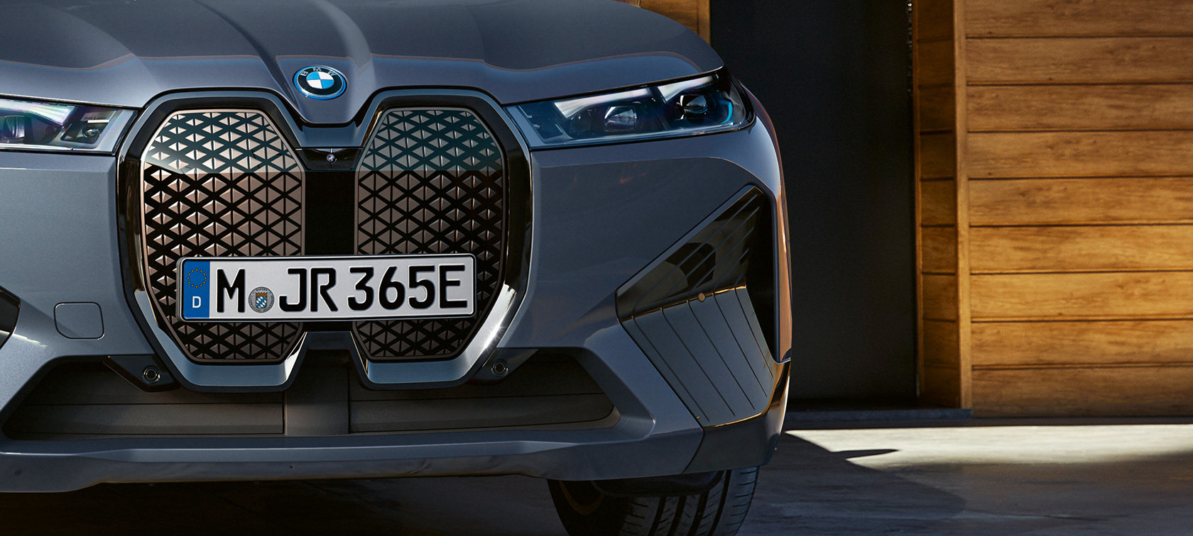 i20 BMW iX M60純電休旅,電動車,Oxid Grey銀粉漆,車頭直立的BMW雙腎型水箱護罩特寫 i20 BMW iX M60純電休旅,電動車,Oxid Grey銀粉漆,車頭直立的BMW雙腎型水箱護罩特寫