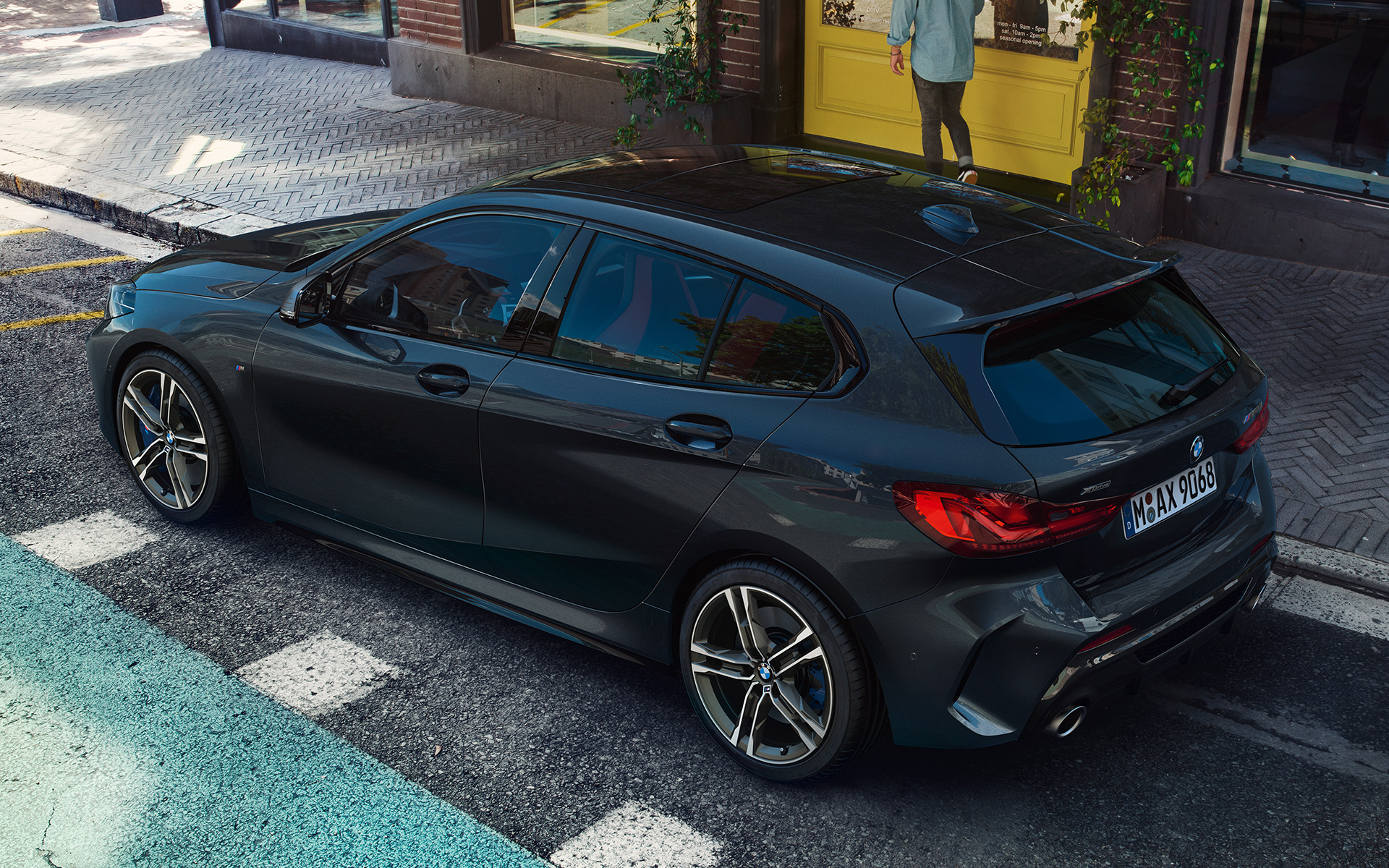 F40 BMW M135i xDrive搭配Black Sapphire銀粉漆，停車中，側面鳥瞰視角