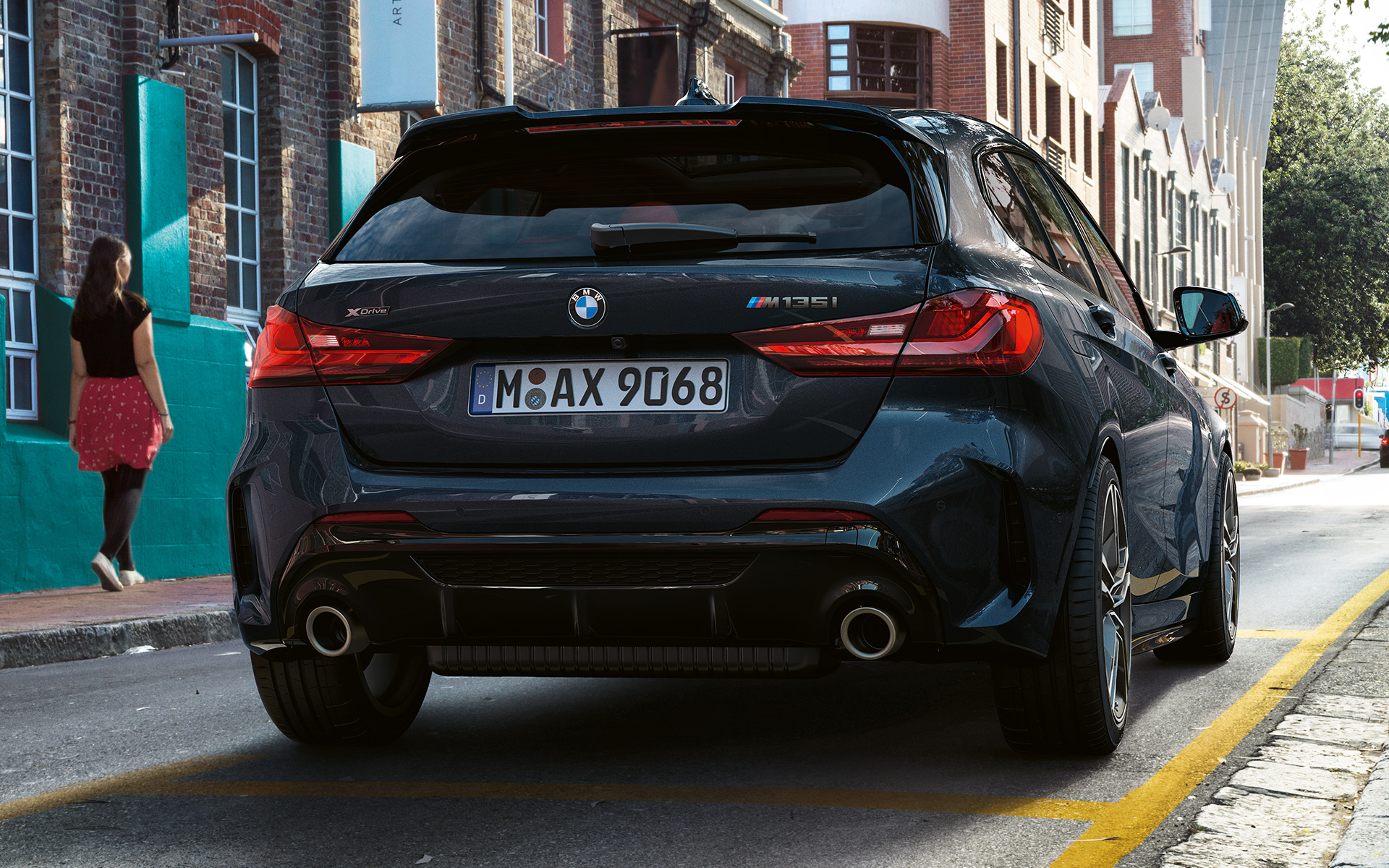 F40 BMW M135i xDrive搭配Black Sapphire銀粉漆，停車中，車尾視角