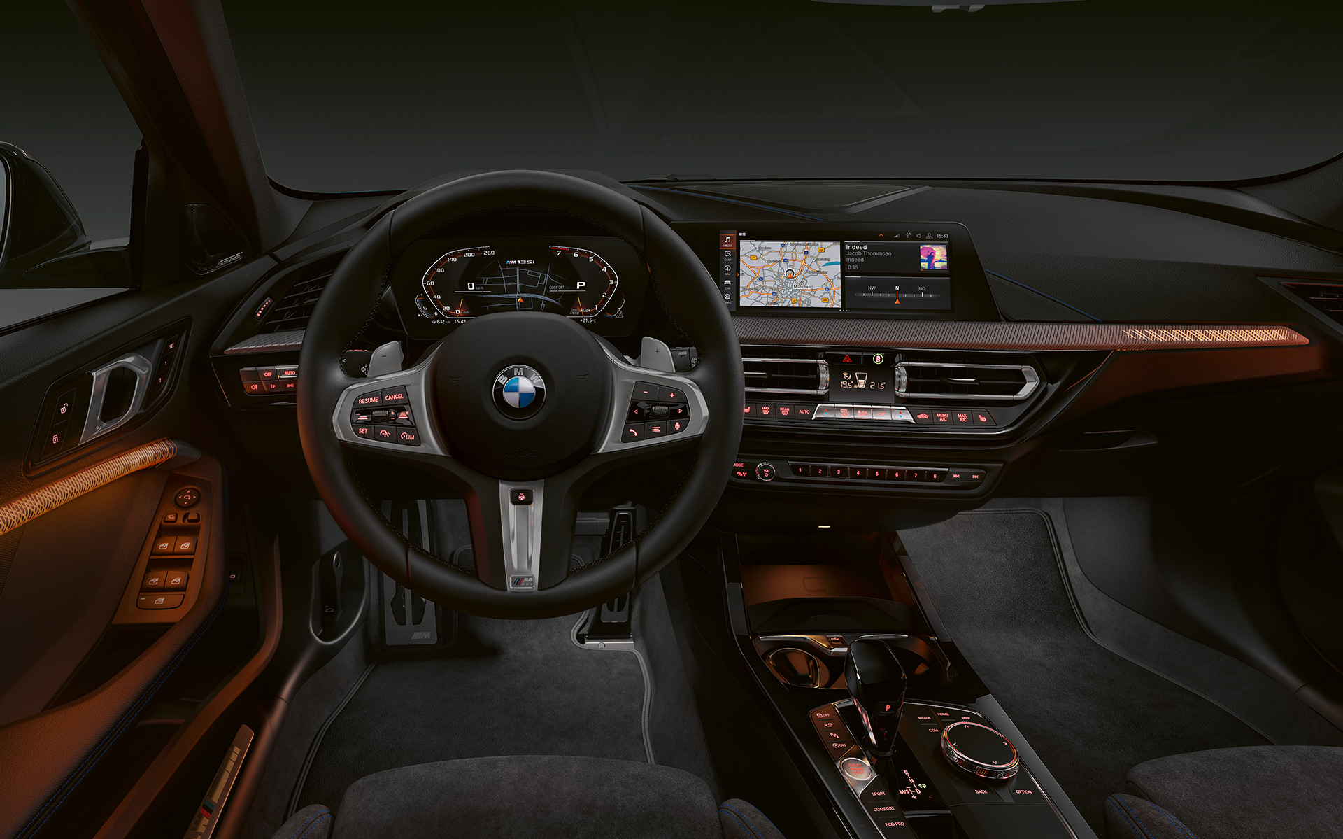 F40 BMW M135i xDrive，配備光影飾板的頂級內裝
