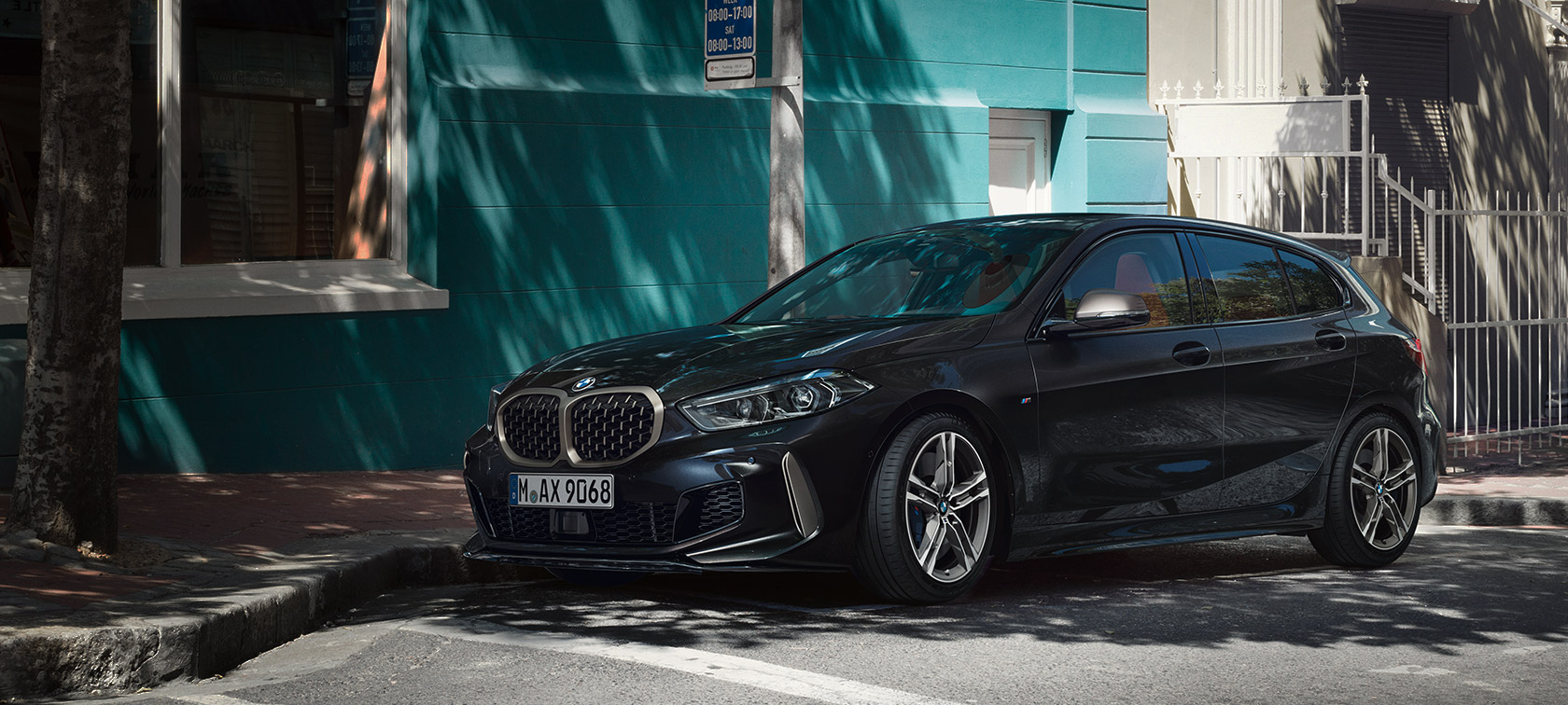 F40 BMW M135i,四分之三車側視角 F40 BMW M135i,Black Sapphire銀粉漆,四分之三車側視角,停駐樹下