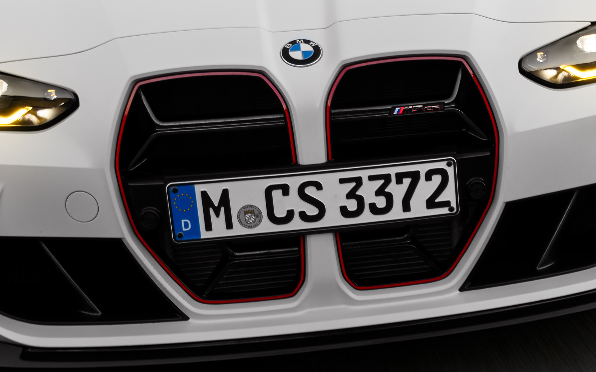 G80 BMW M3 CS,CS專屬水箱護罩搭配紅色飾條,車型標誌 G80 BMW M3 CS,CS專屬水箱護罩搭配紅色飾條,車型標誌車頭視角