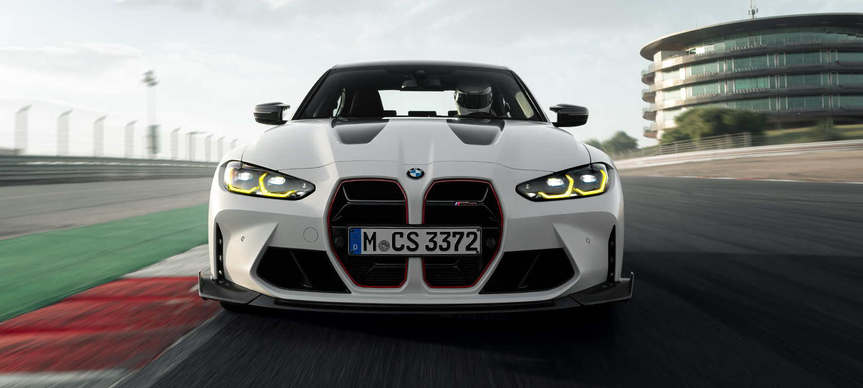 BMW M3 CS G80,BMW M PERFORMANCE加裝品 BMW M3 CS G80,BMW M Performance加裝品,四分之三車頭視角,行駛於賽道上