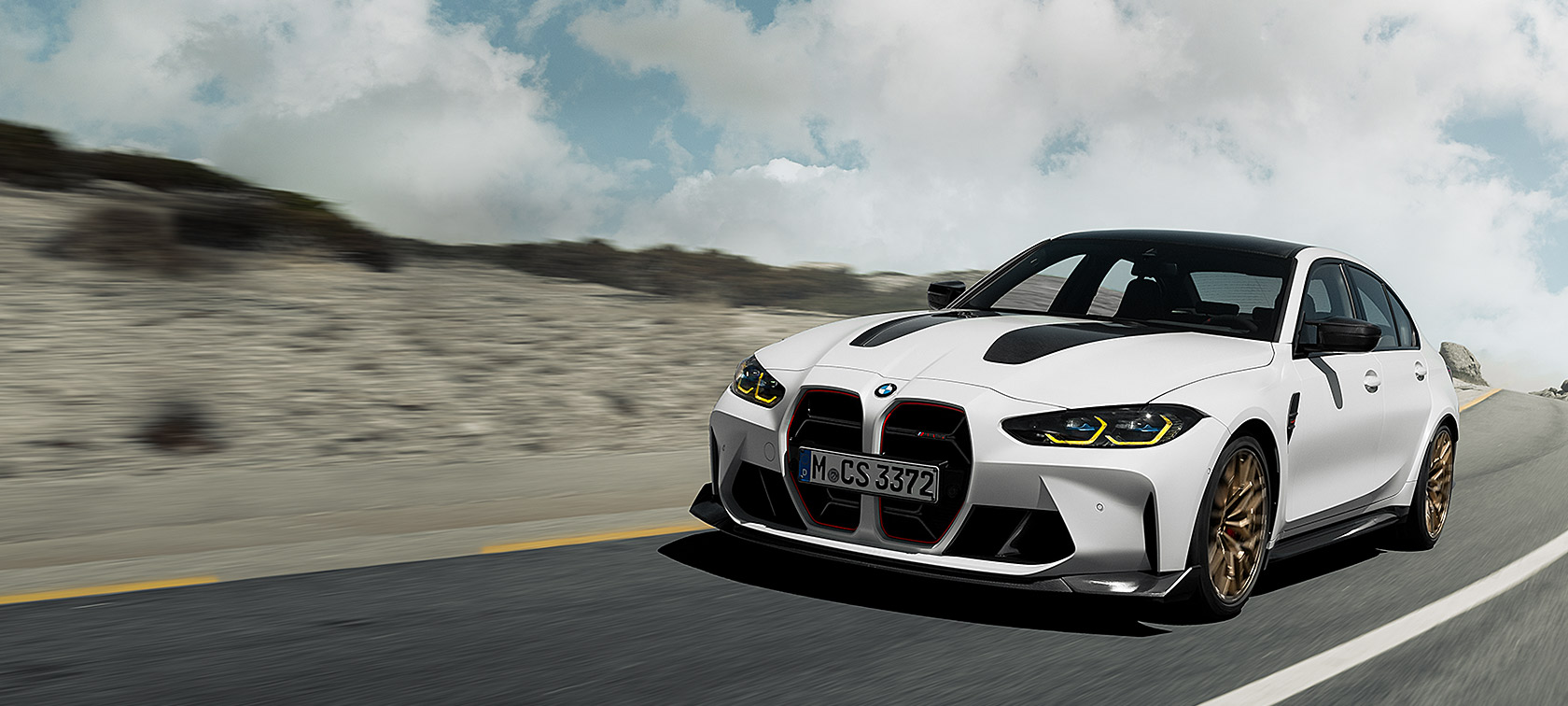 G80 BMW M3 CS，四分之三車頭視角，行駛於賽道上