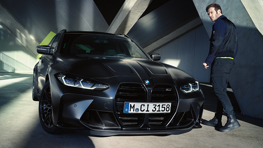 G81 BMW M3 Competition Touring,前四分之三車頭視角與模特兒 G81 BMW M3 Competition Touring,BMW Individual Frozen Black銀粉漆,Dreiviertel-Frontansicht stehend mit Model