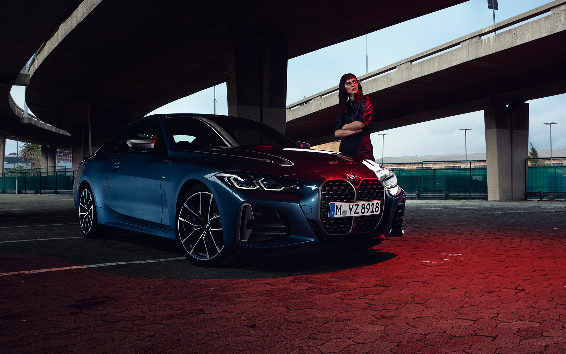 G22 BMW M440i xDrive Coupé，Arctic Race Blue銀粉漆，與模特兒，四分之三車頭視角