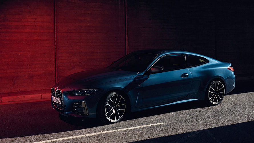 G22 BMW M440i xDrive Coupé，Arctic Race Blue銀粉漆，四分之三車頭視角，移動中