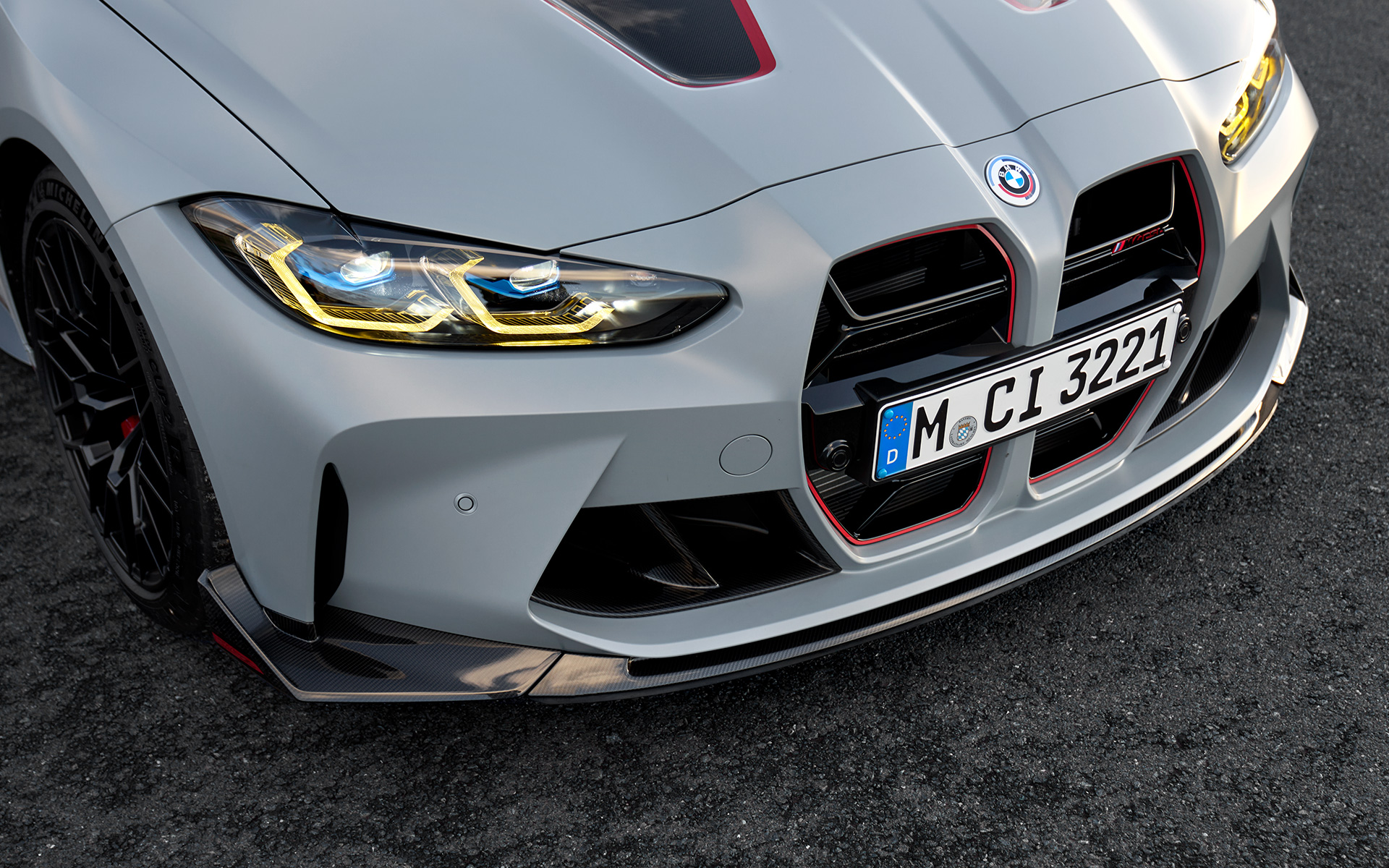G82 BMW M4 CSL,M碳纖維前下導流 G82 BMW M4 CSL,BMW Individual Frozen Brooklyn Grey銀粉漆,M碳纖維前下導流特寫,車頭視角