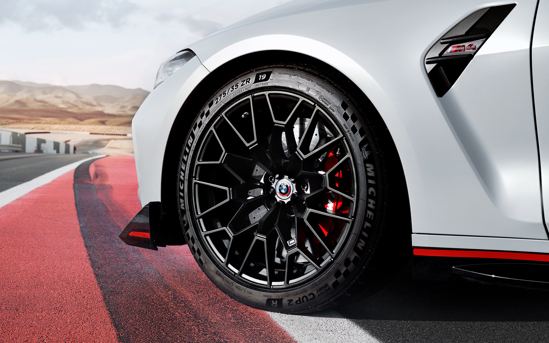 G82 BMW M4 CSL,紅色高光澤M碳纖維陶瓷煞車 G82 BMW M4 CSL,BMW Individual Frozen Brooklyn Grey銀粉漆,紅色高光澤M碳纖維陶瓷煞車搭配輕量化輪圈