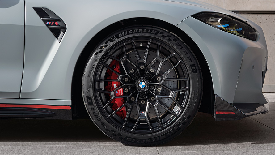 G82 BMW M4 CSL,CSL專屬、輕量化結構輪圈上的Ultra競賽胎 G82 BMW M4 CSL,BMW Individual Frozen Brooklyn Grey銀粉漆,CSL專屬、輕量化結構輪圈上的Ultra競賽胎