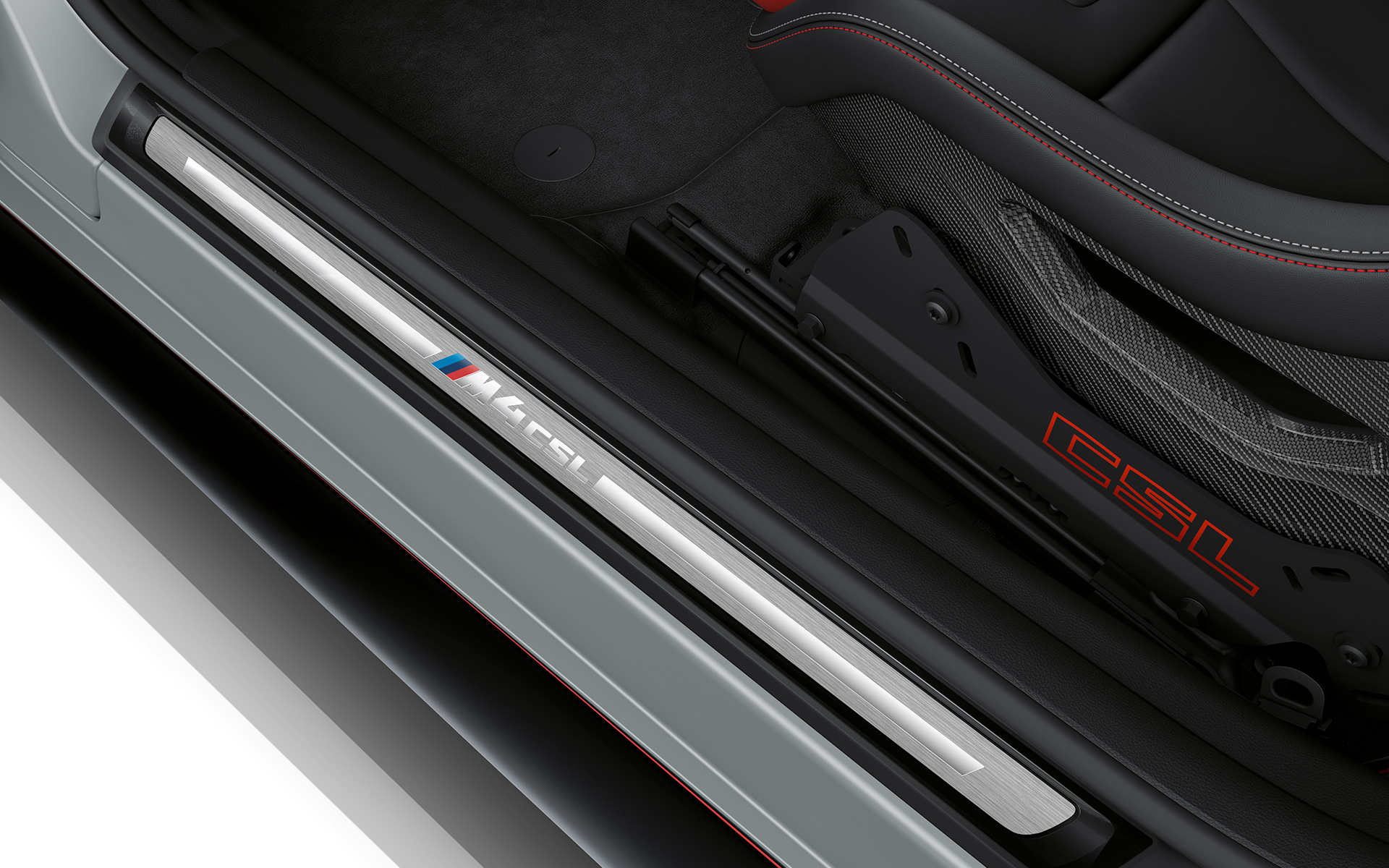 G82 BMW M4 CSL,具CSL專屬字樣和貼紙的車門門檻 G82 BMW M4 CSL,BMW Individual Frozen Brooklyn Grey銀粉漆,具CSL專屬字樣和貼紙的車門門檻