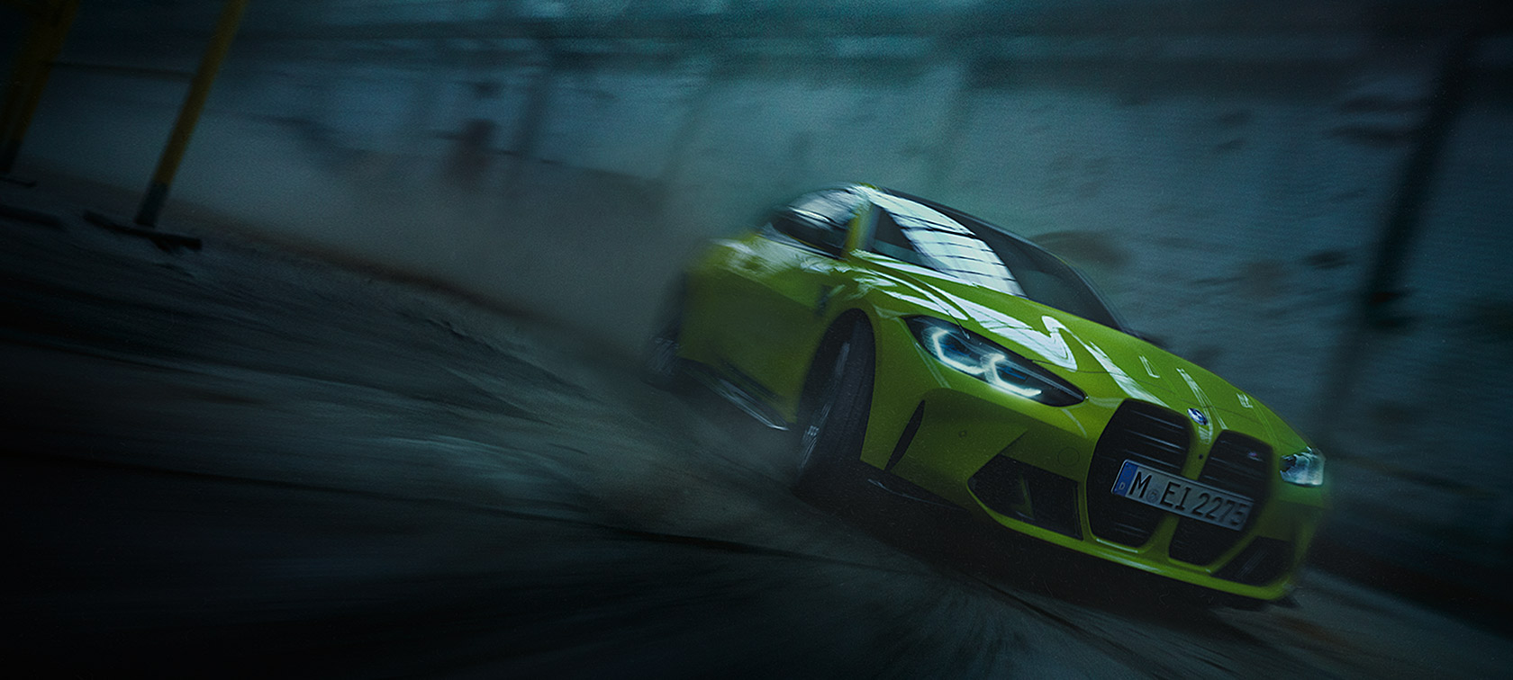 G82 BMW M4，Sao Paulo Yellow，四分之三車頭視角，移動中