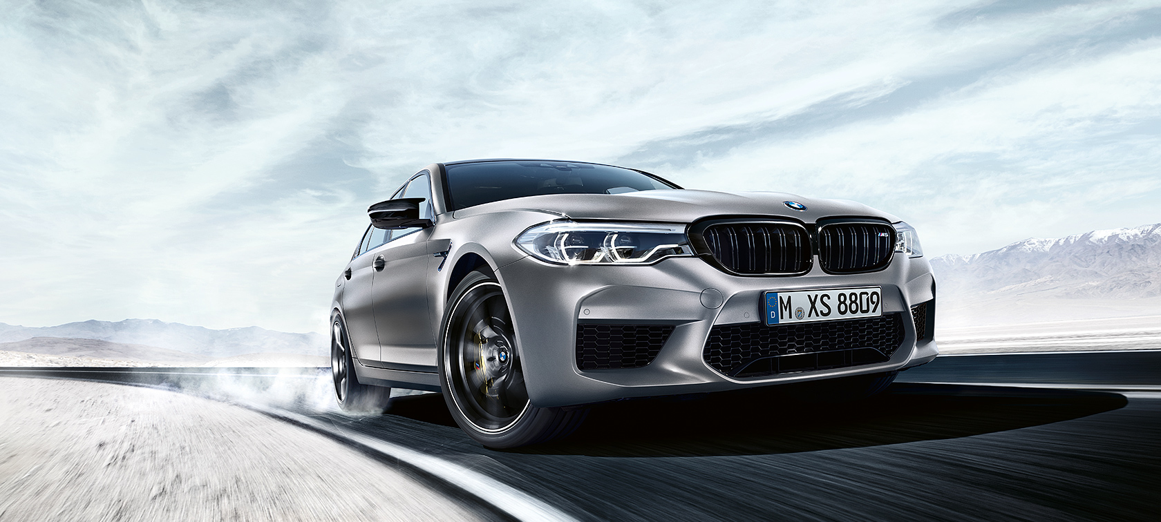 披著Frozen Dark Silver車色的全新BMW M5 Competition,馳騁於有絕世雪景的高速公路上 披著Frozen Dark Silver車色的全新BMW M5 Competition,馳騁於有絕世雪景的高速公路上