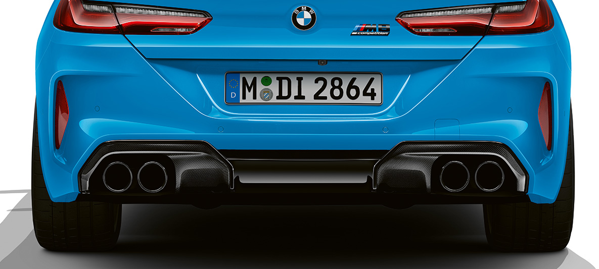 F92 BMW 8系列Coupé M車款LCI嶄新風貌,以碳纖維複合材質製作的下分流翼,Daytona Beach Blue uni F92 BMW 8系列Coupé M車款LCI嶄新風貌,Daytona Beach Blue uni,M碳纖維外觀套件,後下擾流板特寫,以碳纖維複合材質製作的下分流翼