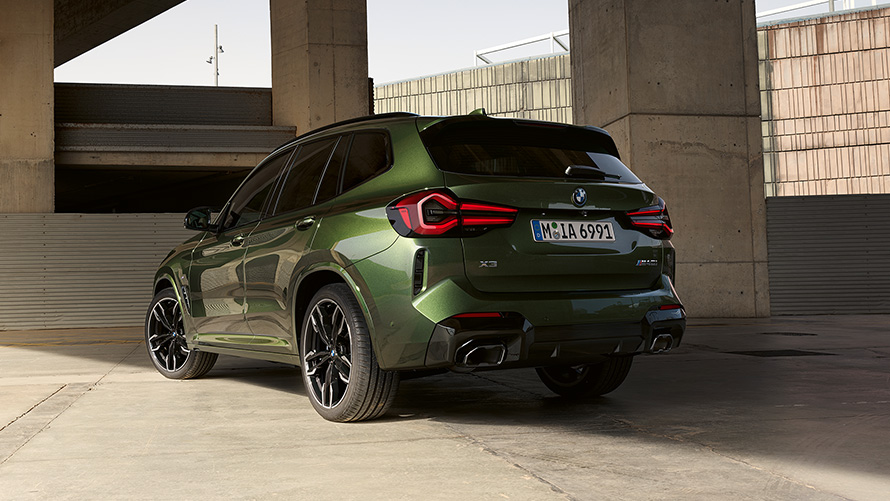 G01 BMW X3 M40i LCI嶄新風貌，Malachite Green銀粉漆，靜止，四分之三車尾視角