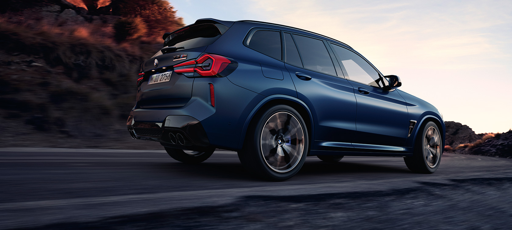 F97 BMW X3 M Competition LCI,四分之三車尾仰角視角 F97 BMW X3 M Competition LCI嶄新風貌,Frozen Marina Bay Blue銀粉漆,行駛中,四分之三車尾仰角視角