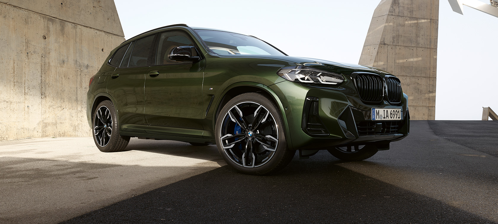 G01 BMW X3 M40i LCI嶄新風貌,四分之三車頭視角 G01 BMW X3 M40i LCI嶄新風貌,Malachite Green銀粉漆,靜止,四分之三車頭視角