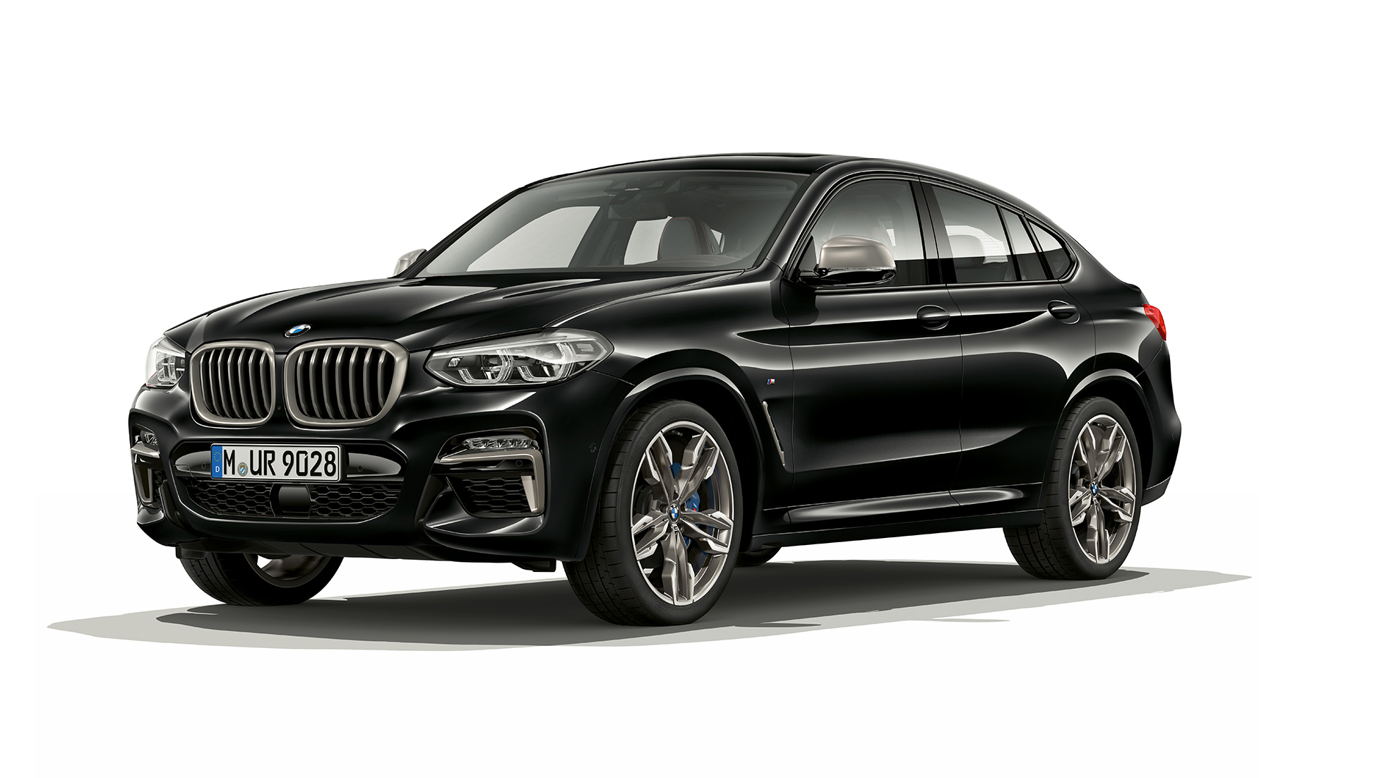 BMW X4 M40i three-quarter front view. BMW X4 M40i in Black Sapphire metallic, exterior, three-quarter front view, right side.