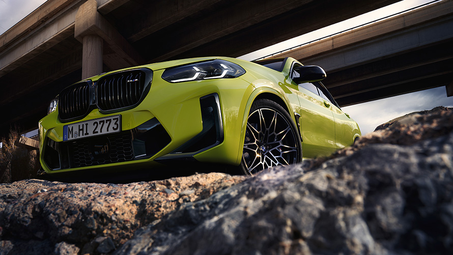 F98 BMW X4 M Competition LCI嶄新風貌，Sao Paulo Yellow，於橋下，四分之三車頭視角及底部視角