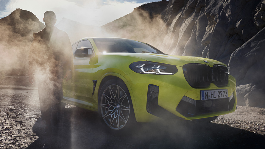 F98 BMW X4 M Competition LCI嶄新風貌，Sao Paulo Yellow，四分之三車頭視角，與男子於霧中