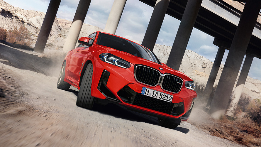 F98 BMW X4 M LCI嶄新風貌，Toronto Red銀粉漆，於橋柱前，四分之三車頭視角