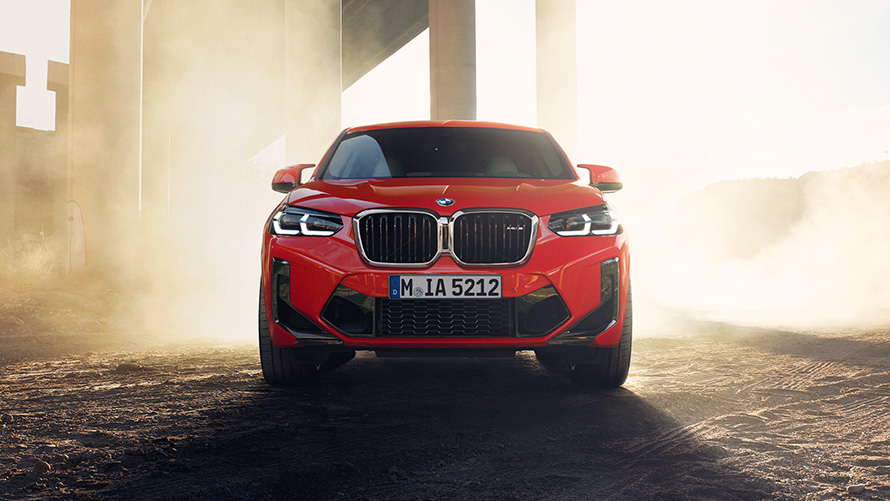 F98 BMW X4 M LCI嶄新風貌，Toronto Red銀粉漆，於橋柱前，車頭視角