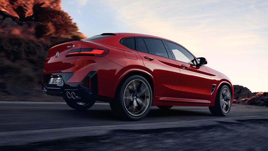 F98 BMW X4 M LCI嶄新風貌，Toronto Red銀粉漆，行駛於道路上，四分之三車尾視角