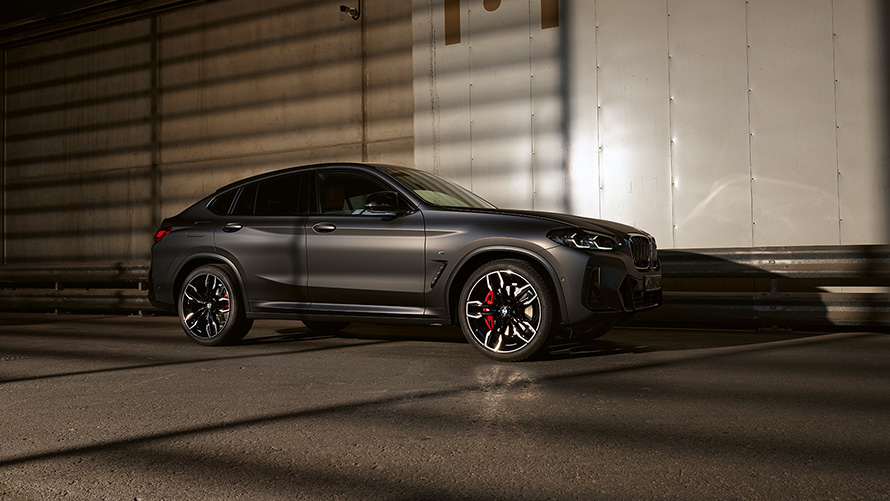 G02 BMW X4 M40i LCI，於玻璃牆面前，車側視角